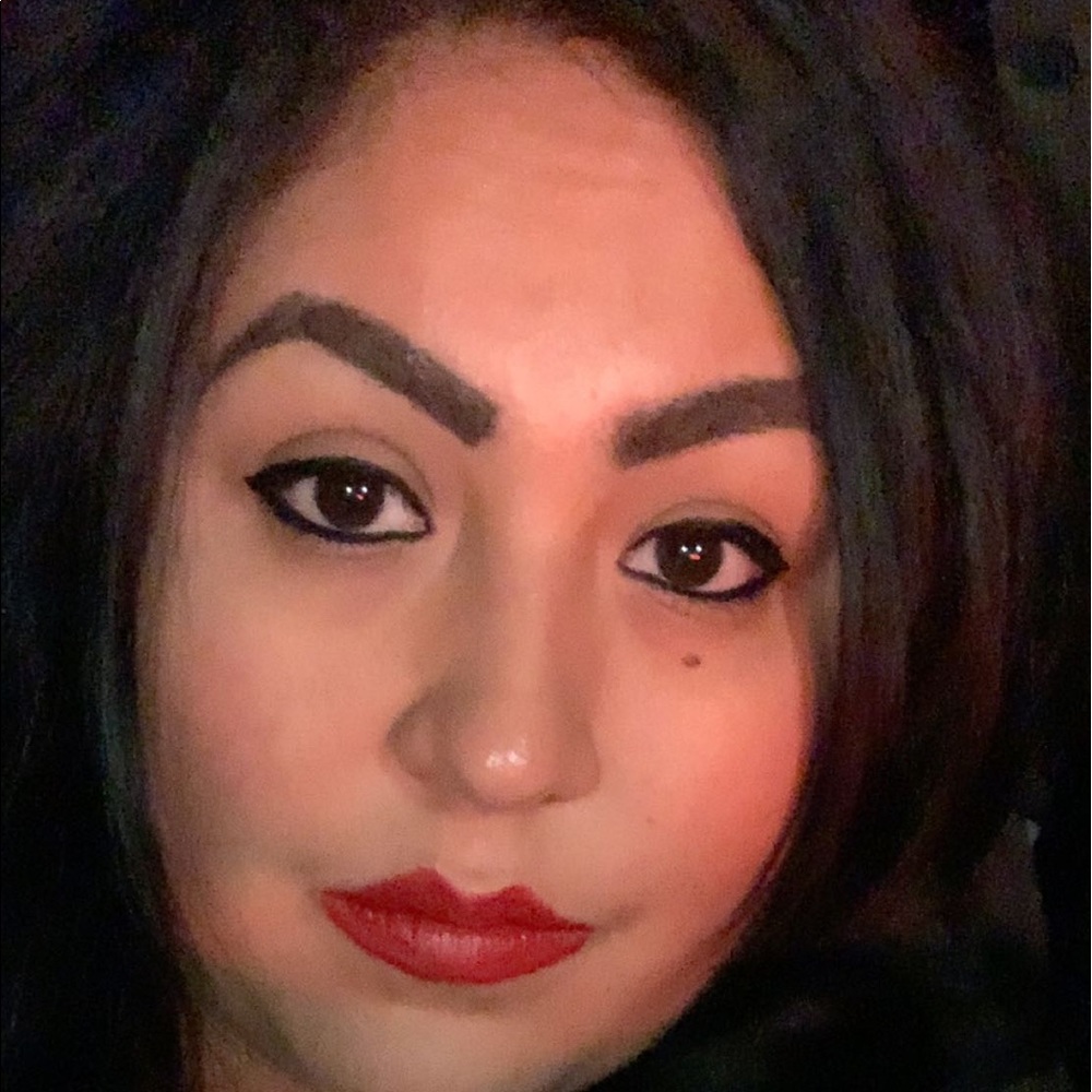 Meet your Posher, Adelia